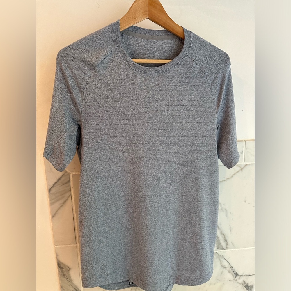 Lululemon License to Train short sleeve shirt size Medium
